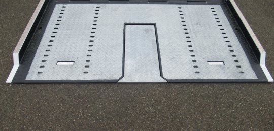 Articulation arrière du plancher pour amélioration de l'angle de chargement