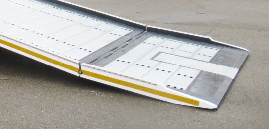 Rear articulation of the floor to improve the loading angle