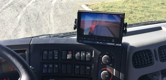 Rear view camera in color with flat screen in the cabin
