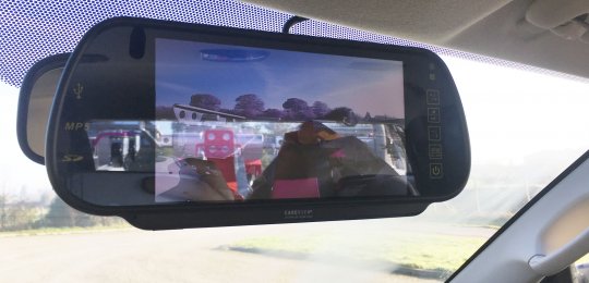 Caméra en couleur pour surveillance installée sur le roll-bar avec écran plat positionné sur le rétroviseur central dans la cabine