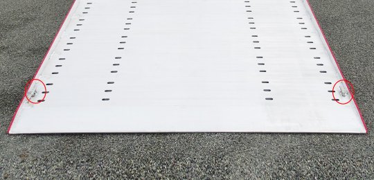 Deux ancrages emboîtables dans le plancher en aluminium (2 à l'AR)