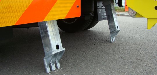Rear, side mounted two hydraulic stabilisers with anchoring fingers on the ground