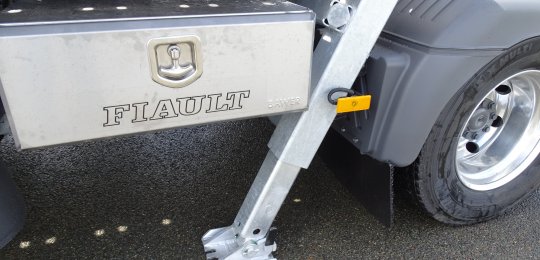 Rear, side mounted two hydraulic stabilisers with anchoring fingers on the ground