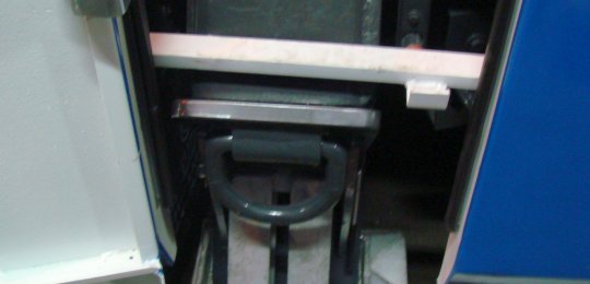 Two front stabilizing crutches positioned obliquely at the side of the chassis