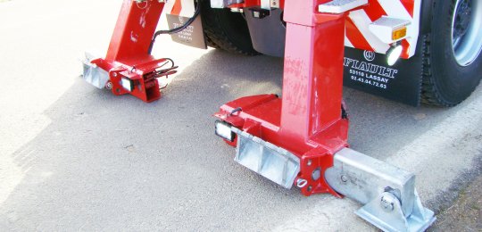 Two hydraulic rear stabilizer legs with oblique external positioning and 3500mm lateral hydraulic extension