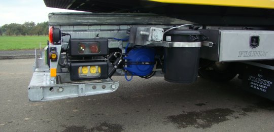 Deux câbles de démarrage avec deux prises 12V et 24V dans le porte à faux arrière droit de l'équipement