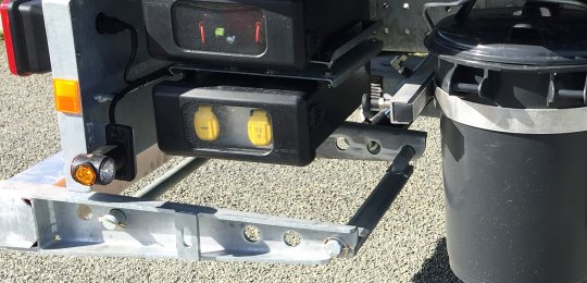 Deux câbles de démarrage avec une prise 12V dans le porte à faux arrière droit de l'équipement