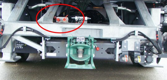 Two PUSH-PULL hydraulic power outlets located at the rear of the chassis with an additional hydraulic distributor and 2 flexible hoses for a trailer power supply
