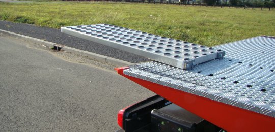 Two aluminum ramps 1250x500 mm adaptable at the end of the platform to allow the overflow of the wheels of the transported vehicle with a support under the equipment
