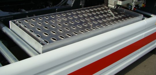 Two aluminum ramps 1250x500 mm adaptable at the end of the platform to allow the overflow of the wheels of the transported vehicle with a support under the equipment