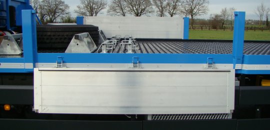 Two lateral aluminum side panels (1 per side) articulated and pivoting between the front face of the platform and 1 removable post on the side of the equipment