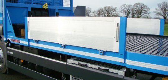 Two lateral aluminum side panels (1 per side) articulated and pivoting between the front face of the platform and 1 removable post on the side of the equipment