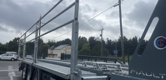 Passerelle de sécurité latérale avec manœuvre hydraulique