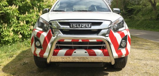 Painting of the front bumper in WHITE and RED