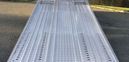 Reinforced aluminium sheet bed with nonslip finish (RIB/NERVURE)