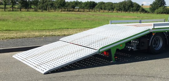 Hydraulically and articulated rear overhang platform with a hydraulic loading ramp