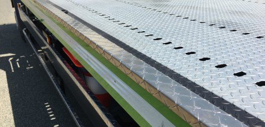 Anti-slip aluminium protectors on top of the two sides of the platform
