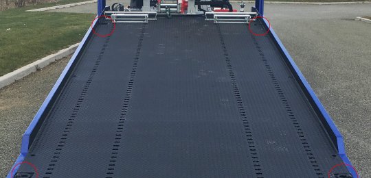 Four 3T lashing rings articulated and integrated on the floor (2 per side)