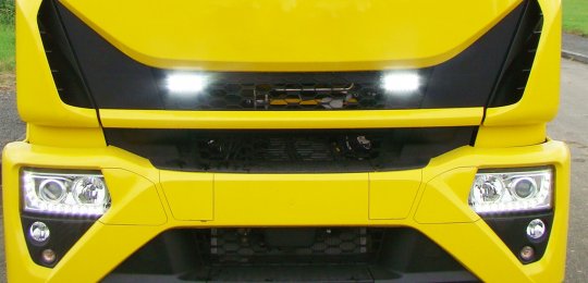 Four white lighting leds flash : 2 on the front + 2 on the rear (not homologated)