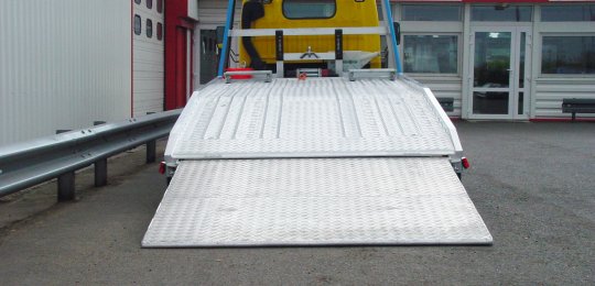Replacement of the two manual pivoting ramps by an integral hydraulically sliding ramp