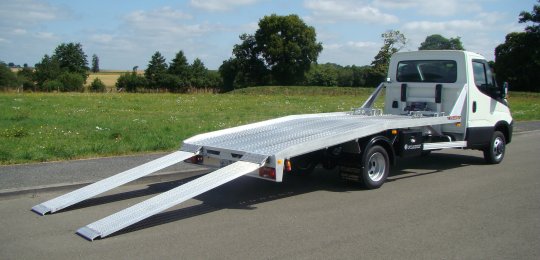 Replacement of loading adjustable ramp in width by non-adjustable ramps with two "shutters" for vehicles with trailer