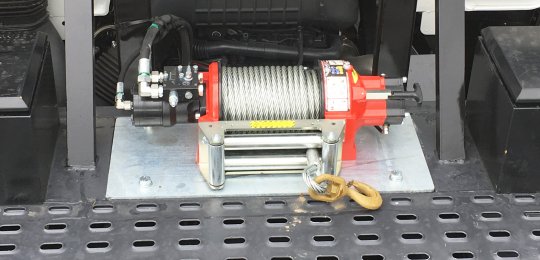 7.1 ton hydraulic winch. 30m cable with guide (fitted in the middle no translation)