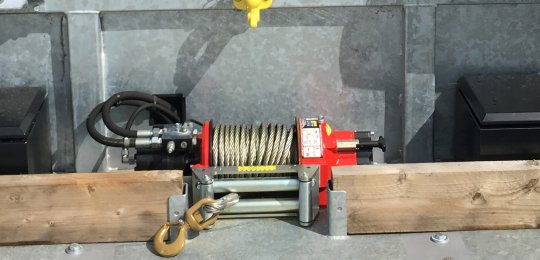 A 7T1 hydraulic winch with 30 m cable and cable guide