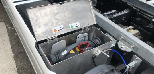 A toolbox with support for booster type PROPULSTATION 12V /24V 2400 / 1200A
