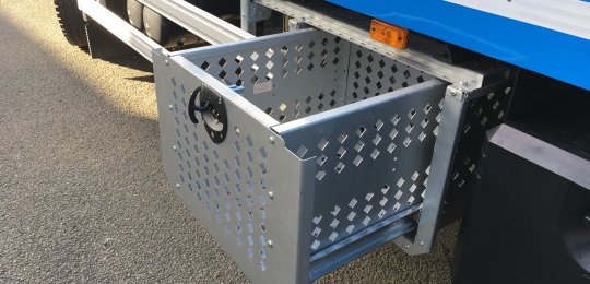 An open mesh tray for chains with sliding support