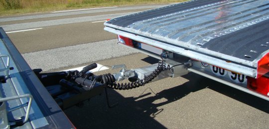 A hydraulically expandable tow hook for equipment PLAT'FIX 2+3