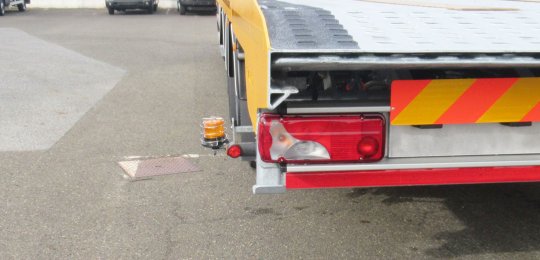 A LED beacon extensible by pneumatic cylinder fitted in the rear overhang of the equipment