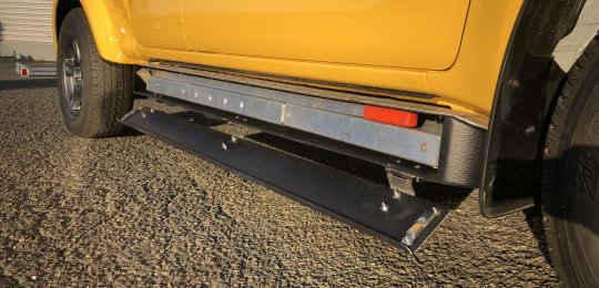 An open support on the equipment for dolly type SPEED DOLLY galvanized 1380 Kg and a closed support with hinged cover on each side of the vehicle