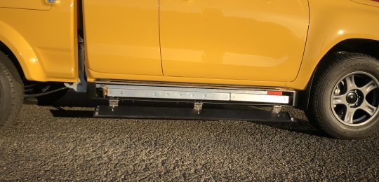 An open support on the equipment for dolly type SPEED DOLLY galvanized 1380 Kg and a closed support with hinged cover on each side of the vehicle