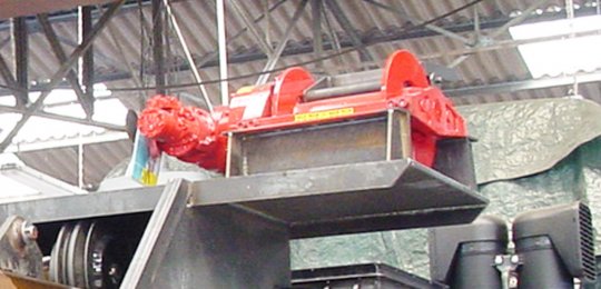 A 30T hydraulic winch with 2 winding speeds installed on the arm with manual control on distributor and radio remote control