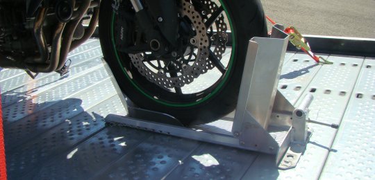 A special motorcycle wedge with an articulated and adjustable shoe