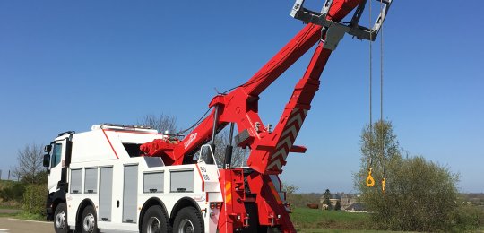 A type 1 lifting boom hydraulically extendable over 3500mm with double pivoting crane head