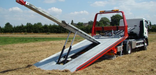 A CRANELIFT lifting boom built into the floor with 2 lifting hydraulic cylinders