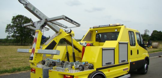 Hydraulically extendable boom lift with swiveling crane head (on MAXILIFT PF3000)